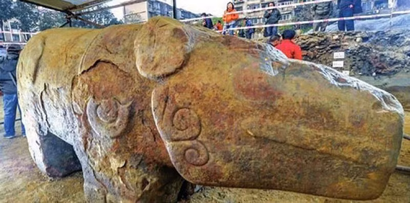 Trong quá trình tu sửa rạp kịch Tứ Xuyên tại quảng trường Thiên Phủ, chính giữa trung tâm thành phố Thành Đô, tỉnh Tứ Xuyên, Trung Quốc vào đầu năm 2013, một thần thú trấn thủy bất ngờ được các công nhân phát hiện. Họ nhanh chóng thông báo cho giới chức trách và cách chuyên gia để tiến hành điều tra. Theo đó, các nhà khảo cổ tới hiện trường và kiểm tra, xác định thần thú bằng đá có niên đại khoảng 2.000 tuổi.