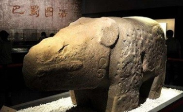 Trong khi đó, hoàng cung của vua chúa thường dùng các loại thụy thú để trấn trạch. Trong các loại kiến trúc cổ xưa từ mái ngói úp cho tới mái hiên cũng được người xưa bố trí nhiều loại thần thú phong thủy.