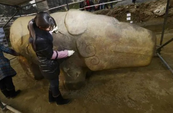 Từ thời xa xưa, thần thú được xem là yếu tố quan trọng có ảnh hưởng tới phong thủy. Vậy nên, trước cửa các nhà thuộc giới thượng lưu, giàu có ở Trung Quốc thời xưa thường đặt tượng sư tử đá để trấn trạch.