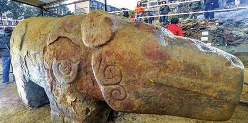 Trong quá trình tu sửa rạp kịch Tứ Xuyên tại quảng trường Thiên Phủ, chính giữa trung tâm thành phố Thành Đô, tỉnh Tứ Xuyên, Trung Quốc vào đầu năm 2013, một thần thú trấn thủy bất ngờ được các công nhân phát hiện. Họ nhanh chóng thông báo cho giới chức trách và cách chuyên gia để tiến hành điều tra. Theo đó, các nhà khảo cổ tới hiện trường và kiểm tra, xác định thần thú bằng đá có niên đại khoảng 2.000 tuổi.