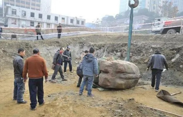 Theo ghi chép trong “Thục Vương bổn kỷ” và “Hoa Dương quốc chí Thục chí”, Thục Thủ Lý Băng của nhà Tần khi cho tu sửa con đập Đô Giang đã ra lệnh làm 5 con tê giác để trấn thủy. Thần thú được đặt vào các vị trí khác nhau để tạo thành “Thần thú phong thủy trận” nhằm áp chế thủy tinh.