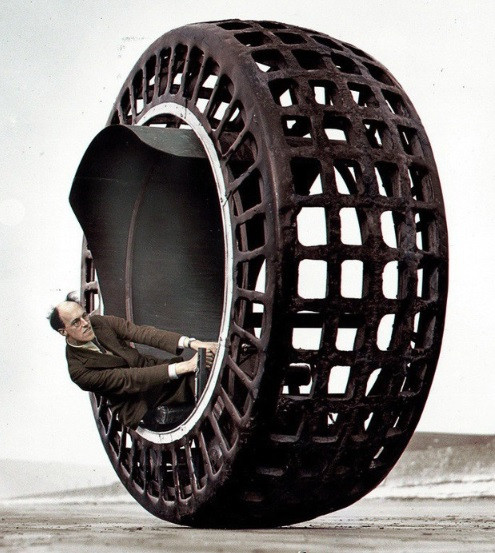 Một người đàn ông ngồi trong chiếc xe một bánh siêu khủng. Phát minh kỳ dị này cho thấy trí tưởng tượng của người xưa vô cùng phong phú.