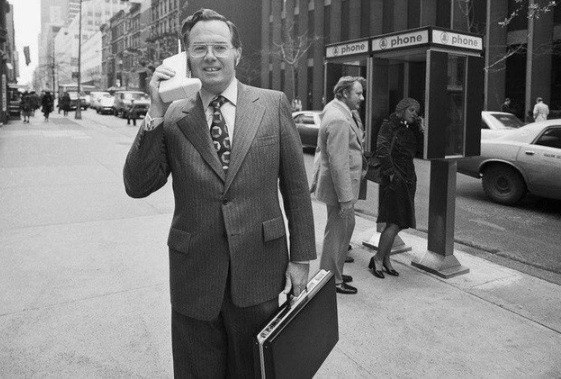 Phó Chủ tịch công ty viễn thông đa quốc gia Motorola, ông John F. Mitchell, sử dụng điện thoại di dộng "khủng" trên đường phố New York, Mỹ năm 1973. Vào thời điểm đó, điện thoại di động khá hiếm nên chỉ những người giàu có mới dùng.