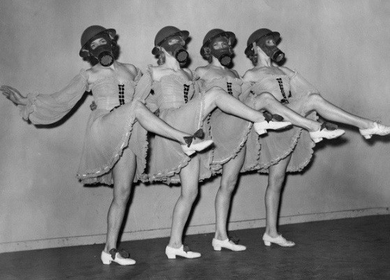 Những diễn viên múa đeo mặt nạ chống độc khi biểu diễn. Hình ảnh độc đáo này được chụp tại Nhà hát Cối xay gió ở London, Anh năm 1940.