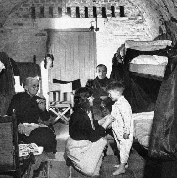 Bé trai David Day, 5 tuổi, cùng bố mẹ và bà chuẩn bị đi ngủ trong ngôi nhà nằm sâu trong một hang động dưới vách đá phấn ở Dover (Anh) vào tháng 4/1944.