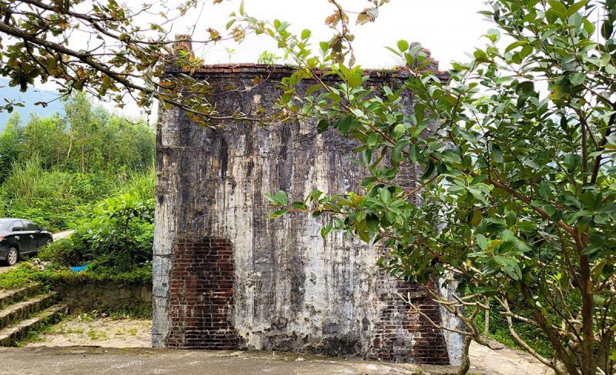 Lực lượng xây dựng Hoành Sơn Quan gồm khoảng 300 người do Bố Chính Trần Văn Tuân cai quản. Công trình được hoàn thành trong 1 tháng. Sau khi hoàn thành, 20 lính Quảng Bình thay phiên nhau túc trực, canh giữ. Việc xây dựng Hoành Sơn quan thuộc địa phận xã Quảng Đông (Quảng Trạch) nhằm kiểm soát dân chúng, phòng kẻ gian qua lại. Trong suốt nhiều năm, khách bộ hành trên đường thiên lý Bắc - Nam đều phải đi qua cổng này. Ảnh: VOV.