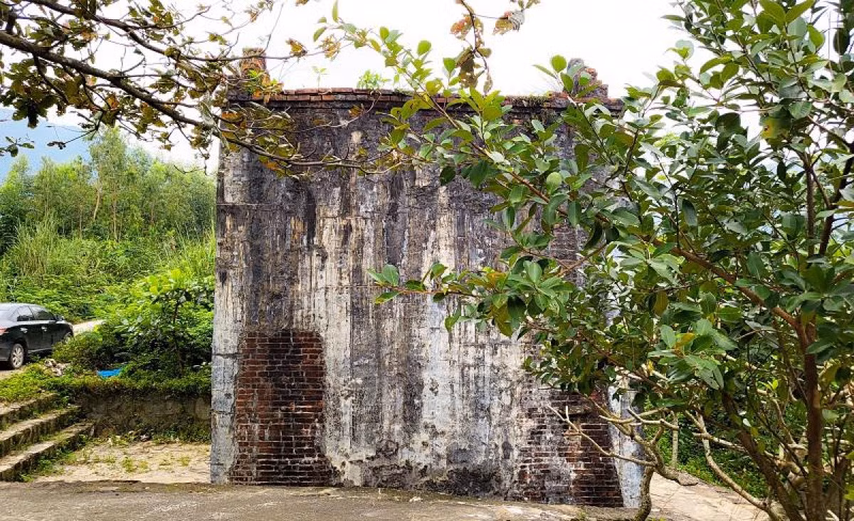 Lực lượng xây dựng Hoành Sơn Quan gồm khoảng 300 người do Bố Chính Trần Văn Tuân cai quản. Công trình được hoàn thành trong 1 tháng. Sau khi hoàn thành, 20 lính Quảng Bình thay phiên nhau túc trực, canh giữ. Việc xây dựng Hoành Sơn quan thuộc địa phận xã Quảng Đông (Quảng Trạch) nhằm kiểm soát dân chúng, phòng kẻ gian qua lại. Trong suốt nhiều năm, khách bộ hành trên đường thiên lý Bắc - Nam đều phải đi qua cổng này. Ảnh: VOV.