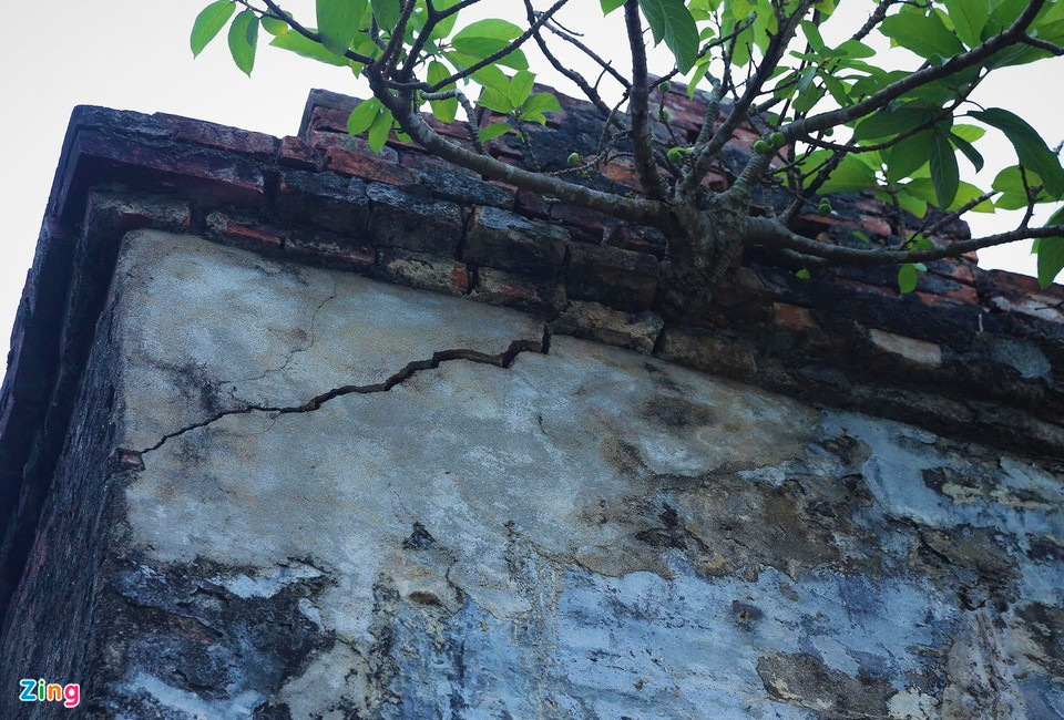 Do vụ tranh chấp Hoành Sơn quan kéo dài nhiều năm nên công tác bảo tồn di tích gặp nhiều khó khăn. Theo đó, hùng quan kỳ vĩ trên đỉnh Đèo Ngang ngày càng xuống cấp vì không được tu sửa, nâng cấp kịp thời. Ảnh: Zing.