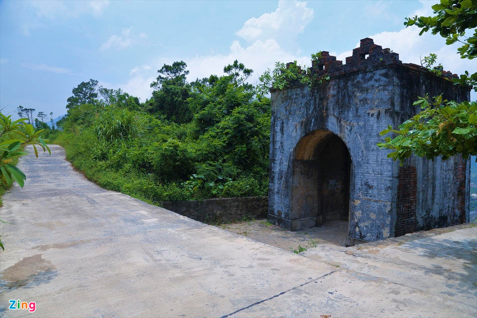 Hàng năm, nhiều du khách trong và ngoài nước ghé thăm Hoành Sơn quan để chiêm ngưỡng vẻ đẹp hùng vĩ của thiên nhiên và kỳ quan kiến trúc cổ xưa gần 200 tuổi. Thêm nữa, đây còn là một địa điểm tâm linh nổi tiếng khi dân gian lưu truyền giai thoại hùng quan này là nơi Thánh Mẫu Liễu Hạnh giáng thế đầu tiên. Ảnh: Zing.
