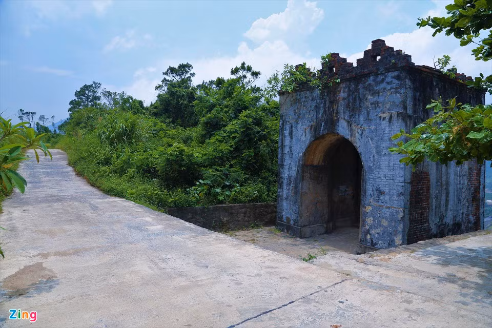 Hàng năm, nhiều du khách trong và ngoài nước ghé thăm Hoành Sơn quan để chiêm ngưỡng vẻ đẹp hùng vĩ của thiên nhiên và kỳ quan kiến trúc cổ xưa gần 200 tuổi. Thêm nữa, đây còn là một địa điểm tâm linh nổi tiếng khi dân gian lưu truyền giai thoại hùng quan này là nơi Thánh Mẫu Liễu Hạnh giáng thế đầu tiên. Ảnh: Zing.