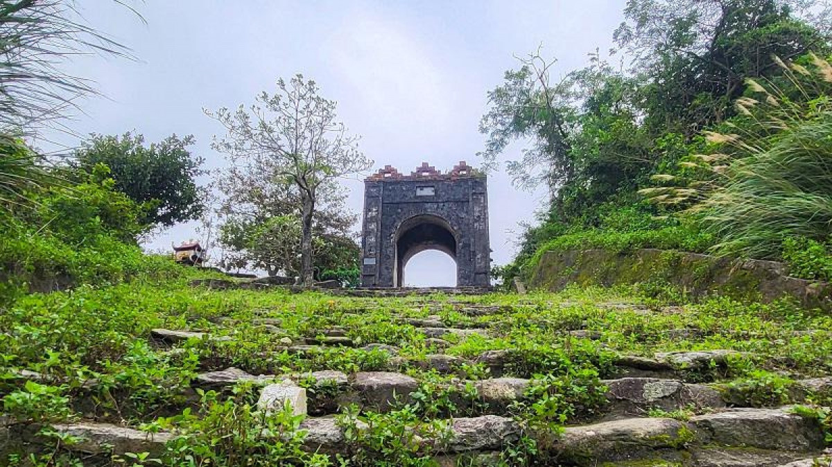 Di tích lịch sử Hoành Sơn Quan nằm trên đỉnh Đèo Ngang, ranh giới giữa Quảng Bình và Hà Tĩnh là hùng quan có giá trị lịch sử nổi tiếng của Việt Nam. Người dân địa phương thường gọi Hoành Sơn Quan là "cổng trời" - nghĩa là điểm cao nhất của vùng đất này. Họ quan niệm lên đến Hoành Sơn Quan là có thể chạm tay đến bầu trời. Ảnh: VOV.