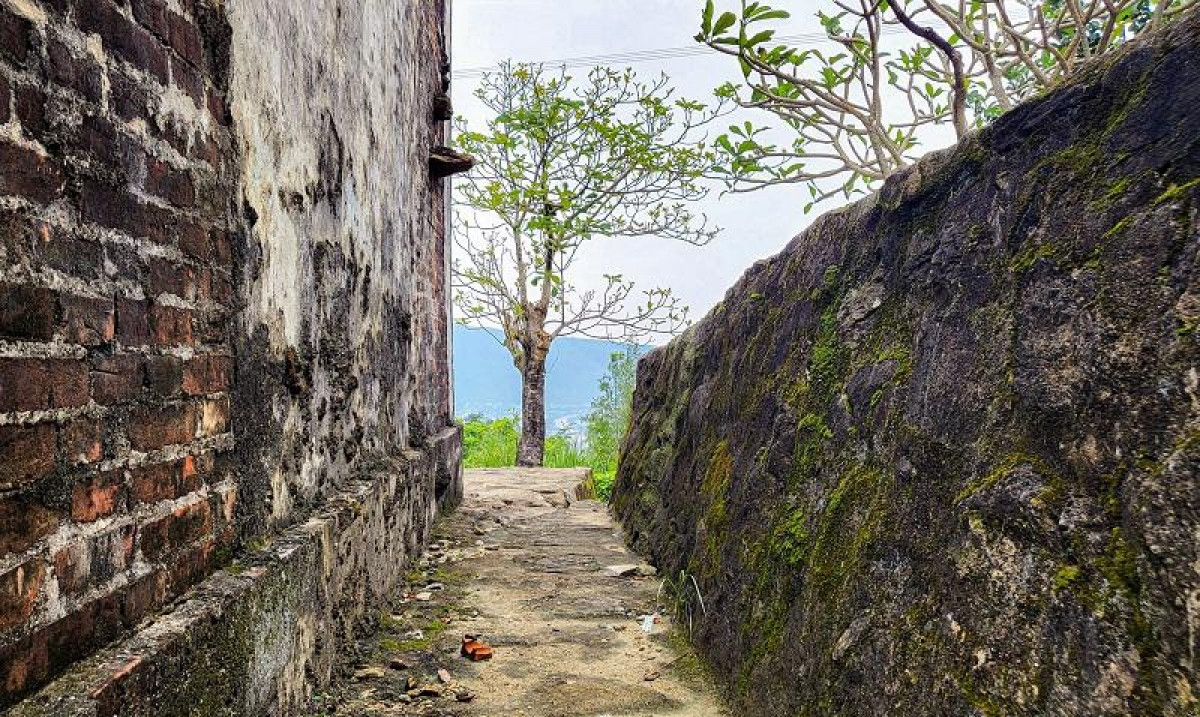 Sử sách ghi lại, đèo Ngang được khai phá, đắp đá thành đường nối liền 2 bên chân núi Hoành Sơn. Từ hướng Hà Tĩnh đi lên, khoảng 1.000 bậc thang bằng đá lên xuống, xưa kia được quan quân nhà Nguyễn xẻ núi tạo thành, lên đỉnh sẽ thấy Cổng Trời. Mỗi bậc thang bằng đá dài khoảng 6m, rộng khoảng 0,4m và cao 0,2m. Ảnh: VOV.