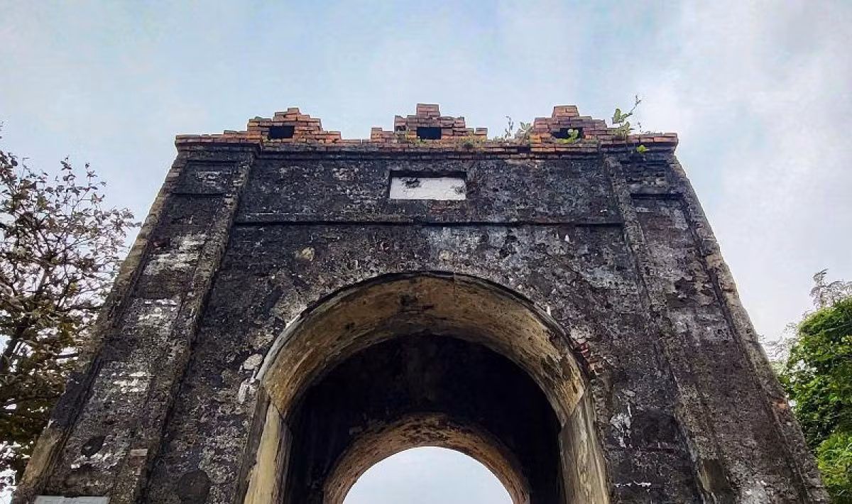 Hoành Sơn Quan có cửa cao 4m, hai bên có thành dài khoảng 30m. Trên cổng là biển ngạch đá xứ Thanh đề 3 chữ Hán đại tự “Hoành Sơn quan”. Trong cuộc kháng chiến chống Pháp và chống Mỹ, Hoành Sơn Quan trở thành phòng tuyến, chiến địa quan trọng của quân và dân Việt Nam. Theo đó, hùng quan này có giá trị quan trọng cả về địa lý lẫn lịch sử. Ảnh: VOV.