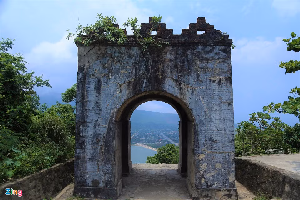 Hoành Sơn Quan được Ủy ban nhân dân hai tỉnh: Quảng Bình và Hà Tĩnh xếp hạng di tích lịch sử - văn hóa cấp tỉnh lần lượt vào tháng 8/2002 và tháng 3/2005. Sau đó, 2 tỉnh đều đề nghị Bộ Văn hóa, Thể thao và Du lịch xếp hạng Hoành Sơn Quan là Di tích lịch sử - văn hóa cấp quốc gia nhưng đều không được chấp nhận vì lý do tranh chấp. Ảnh: Zing.