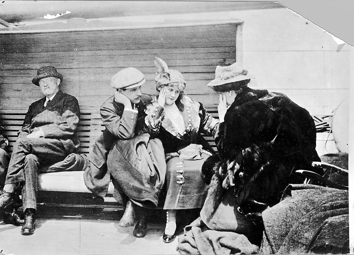 Tàu Carpathia chở những người may mắn sống sót sau vụ đắm tàu Titaic đã cập cảng New York, Mỹ vào đêm ngày 18/4/1912. Những hành khách sống sót vừa bước được lên bờ đã bị bủa vây bởi cánh phóng viên, bởi gia đình của những hành khách khác, bởi những người hiếu kỳ…