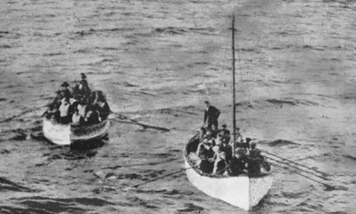 Người sống sót đầu tiên được đưa lên tàu Carpathia là vào lúc 4h10 sáng ngày 15/4 và người cuối cùng được giải cứu là vào 8h30. Tổng công, thủy thủ đoàn tàu Carpathia đã đưa 712 người lên boong tàu.