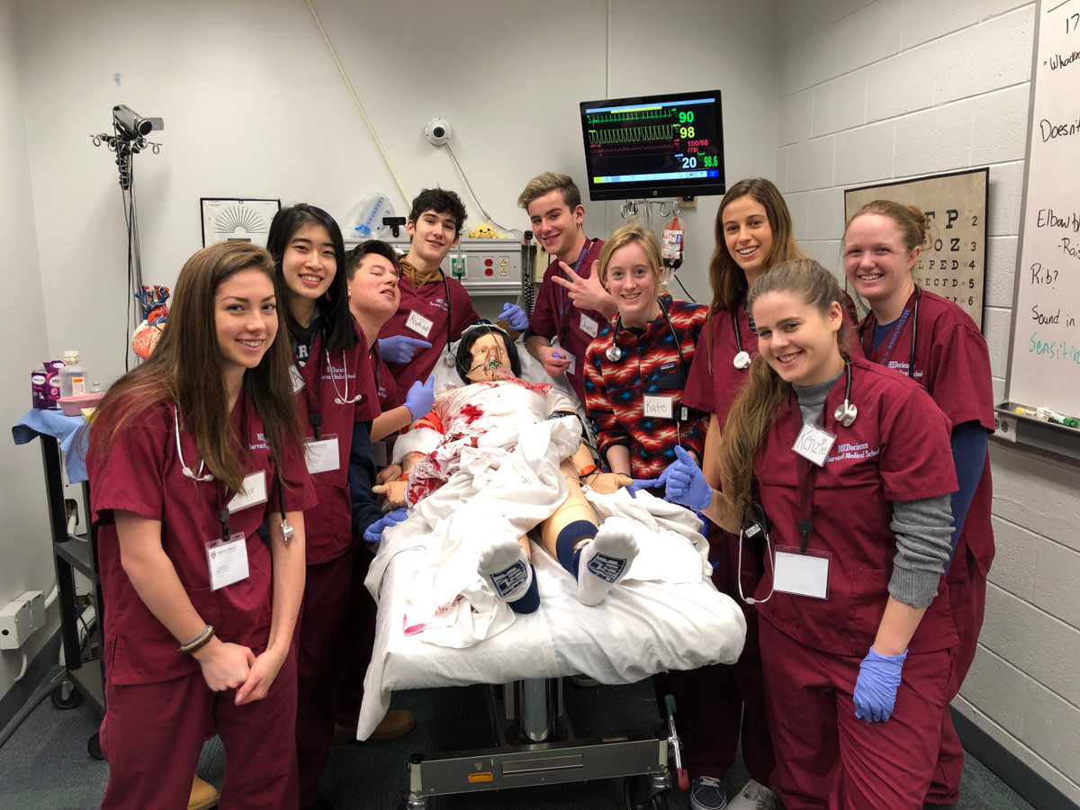 Theo chương trình đào tạo mới, sinh viên sẽ học tập chủ động, tích cực, chăm chỉ hơn để có thể thuận lợi qua môn. Các sinh viên thường tìm hiểu kiến thức qua các video thay vì lên giảng đường nghe giảng. Sau đó, họ áp dụng chúng tại lớp học và phòng khám. Đồng thời, chương trình đào tạo cải cách thực hiện từ năm 2015 cũng thay đổi phương pháp truyền thụ kiến thức của giáo sư Đại học Y Harvard.