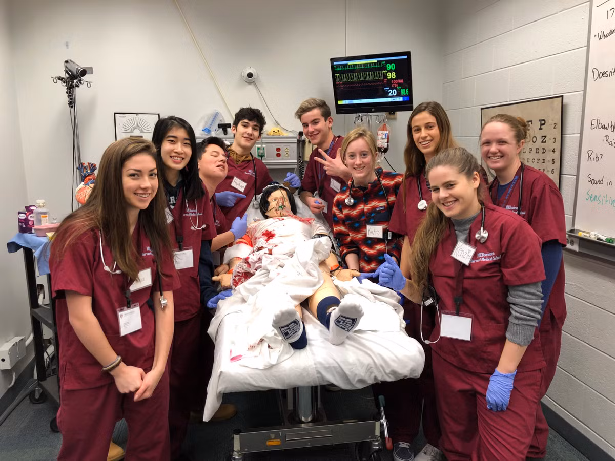 Theo chương trình đào tạo mới, sinh viên sẽ học tập chủ động, tích cực, chăm chỉ hơn để có thể thuận lợi qua môn. Các sinh viên thường tìm hiểu kiến thức qua các video thay vì lên giảng đường nghe giảng. Sau đó, họ áp dụng chúng tại lớp học và phòng khám. Đồng thời, chương trình đào tạo cải cách thực hiện từ năm 2015 cũng thay đổi phương pháp truyền thụ kiến thức của giáo sư Đại học Y Harvard.