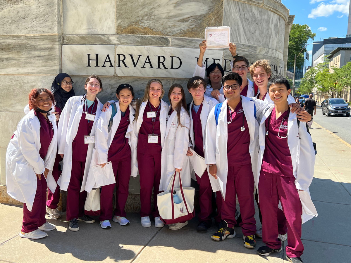 Đại học Y Harvard đào tạo hai ngành: Y khoa, Sức khỏe cộng đồng với học phí khá cao. Trong đó, học phí bậc đại học ngành Y khoa là 63.400 USD/năm trong 4 năm đầu và 8.400 USD ở năm cuối. Trường cũng liệt kê thêm chi phí sinh hoạt gồm bảo hiểm, học liệu... khoảng 36.000 USD mỗi năm.