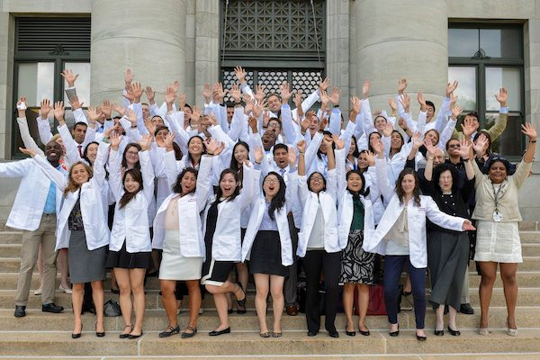 Bên cạnh những yêu cầu cơ bản như: hoàn thành chương trình dự bị y khoa, đạt kết quả tốt trong kỳ thi MCAT (Medical College Admission Test), thư giới thiệu, trình độ ngoại ngữ, ứng viên muốn theo học tại Đại học Y Harvard còn phải chứng minh bản thân có khả năng phân tích, là người nhân văn và tương lai sẽ trở thành bác sĩ có y đức.