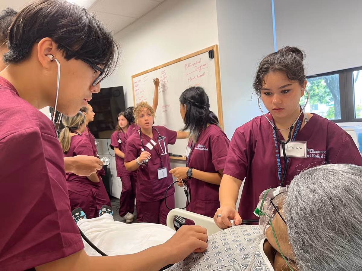 Trong khi đó, Đại học Harvard chỉ thông báo mức đóng bảo hiểm một năm của sinh viên theo học ngành ngành Sức khỏe cộng đồng là 5.100 USD cho hai loại. Đó là: ở bậc thạc sĩ, sinh viên sẽ phải nộp học phí khoảng 49.000 - 65.000 USD/năm và học phí bậc tiến sĩ là 49.000 USD.