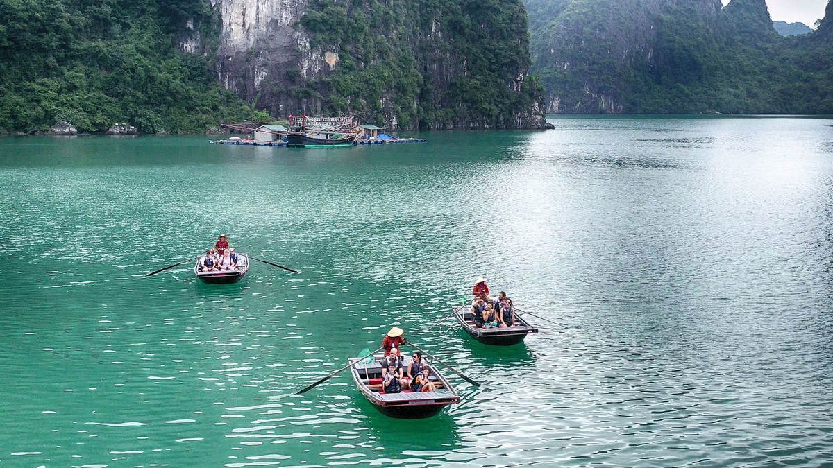 Trong thời gian ở làng chài Cửa Vạn, du khách có thể tham gia các hoạt động hấp dẫn như tắm biển, chèo thuyền Kayak ngắm cảnh, câu mực đêm... Ảnh: Báo Quảng Ninh.