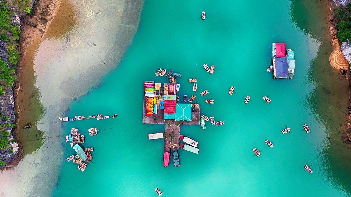 Nhiều tàu du lịch sang trọng cung cấp dịch vụ giúp du khách nghỉ qua đêm ở làng chài trên biển. Từ đây, du khách có cơ hội ngắm vẻ đẹp làng chài Cửa Vạn tuyệt đẹp vào ban đêm. Ảnh: Báo Quảng Ninh.