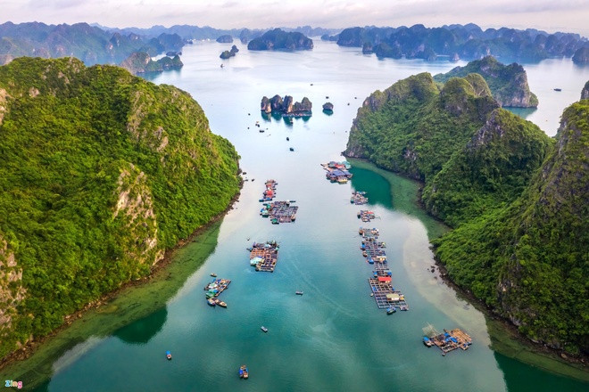 Đến với Cửa Vạn, du khách dễ dàng bị cuốn hút bởi khung cảnh rất đỗi bình yên, hiền hòa của một làng chài trên biển. Ảnh: Zing.