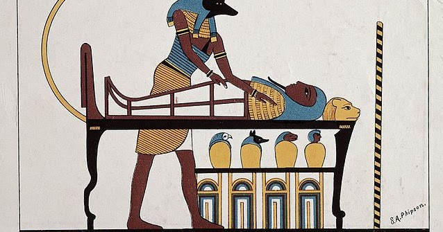 Kết quả kiểm tra của các chuyên gia còn phát hiện một thanh gỗ khác hình dạng chiếc nạng cũng được đặt cạnh thi hài người phụ nữ trên. Họ suy đoán vật dụng này có thể để bà sử dụng khi đi lại ở thế giới bên kia.