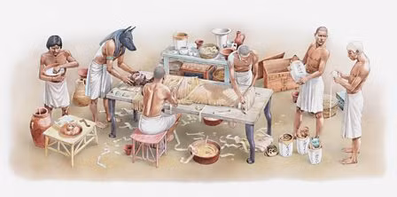 Theo nhóm nghiên cứu, khi còn sống, người phụ nữ trên bị đột quỵ khi còn trẻ nhưng may mắn được cứu sống. Dù vậy, bà bị di chứng nặng ở nửa cơ thể phía bên trái.