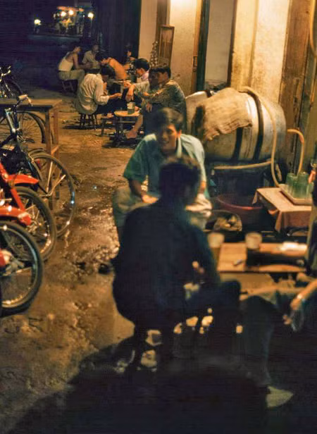 Các vị khách vừa uống bia vừa trò chuyện vui vẻ.