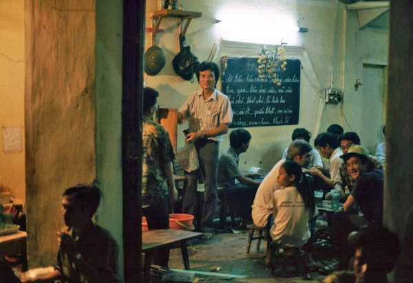 Khách hàng uống bia kèm với một số đồ nhắm như lạc rang, lạc luộc, nem chua...