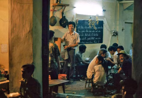 Khách hàng uống bia kèm với một số đồ nhắm như lạc rang, lạc luộc, nem chua...