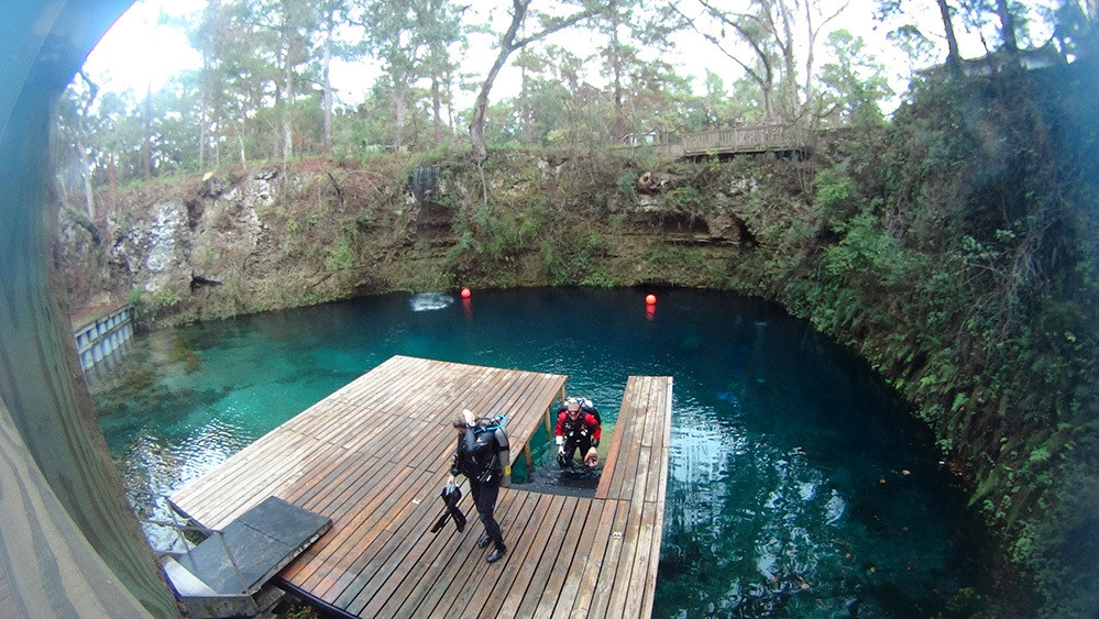 Đối với nhiều du khách thích phiêu lưu, mạo hiểm khi leo núi, lặn biển, thám hiểm Nam Cực..., họ đã chuẩn bị tinh thần cho việc đối mặt với rủi ro. Thậm chí, một số người coi đó như là "phần thưởng" và sẵn sàng ký giấy miễn trừ tử vong để có thể tham gia tour du lịch mạo hiểm.