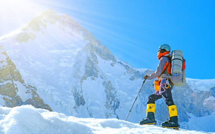 Khi chinh phục đỉnh Everest, các nhà leo núi đối mặt với nhiều nguy hiểm do địa hình phức tạp, thời tiết khắc nghiệt, tuyết lở, trượt chân ngã, thiếu oxy, khó hít thở bình thường khi càng lên cao...