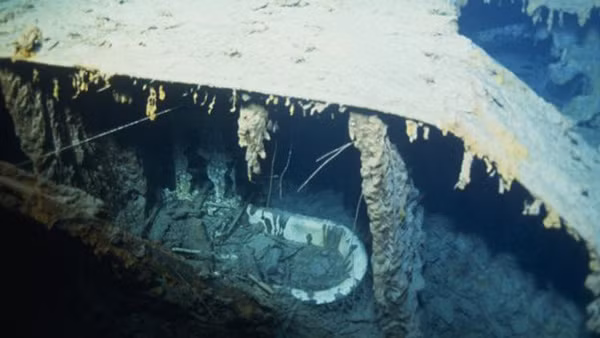 Tính axit của nước biển làm tổn hại tới tính toàn vẹn của xác tàu Titanic. Nước biển đã ăn mòn nhiều phần của con tàu khiến cấu trúc của Titanic càng ngày càng suy yếu.