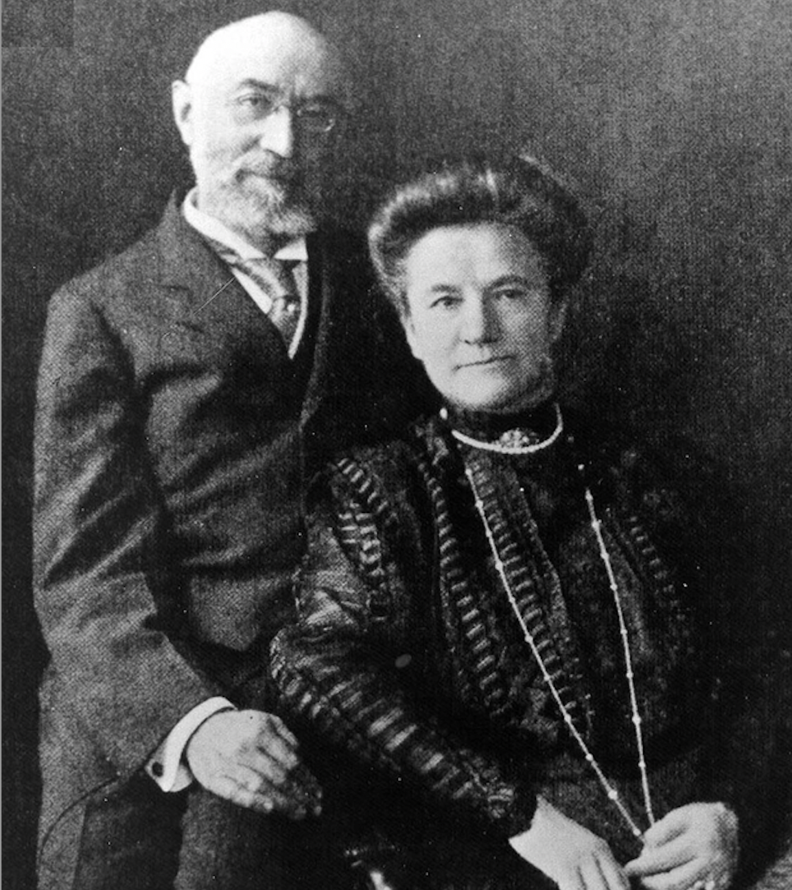 Cụ thể, bà Wendy Rush là chắt gái của ông trùm bán lẻ Isidor Straus (sinh năm 1845) và vợ là Ida Straus. Theo hồ sơ lưu lại, vợ chồng ông Isidor là 2 trong số những hành khách giàu có nhất trên tàu Titanic. Họ mua vé ở khoang hạng nhất. Trong ảnh là vợ chồng ông Isidor Straus.