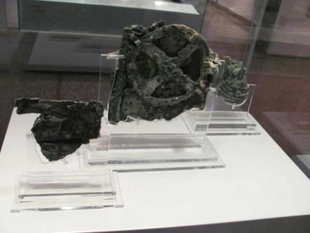 Đến năm 2005, giới nghiên quét các tia X có độ phân giải cao phức tạp hơn lên hơn 80 mảnh vỡ của cỗ máy Antikythera. Nhờ vậy, họ phát hiện bên trong các bánh răng có những ký tự Hy Lạp cổ đại.