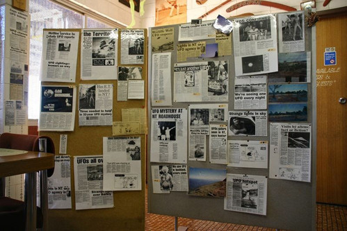 Do đó, khi tới Wycliffe Well, mọi người sẽ nhìn thấy nhiều tấm bảng chào đón người ngoài hành tinh hoặc dán chi chít các bài báo nói về việc có tồn tại những sinh vật ngoài trái đất.