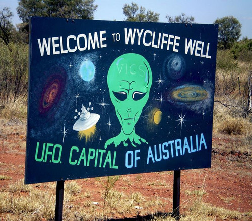 Nổi tiếng không kém Roswell ở Mỹ là Wycliffe Well - địa điểm được mệnh danh là "thủ đô UFO" ở Australia. Người dân địa phương tin rằng, Wycliffe Well là nơi UFO (vật thể bay không xác định) ghé thăm nhiều nhất tại Australia do nằm trên đường năng lượng Trái đất.