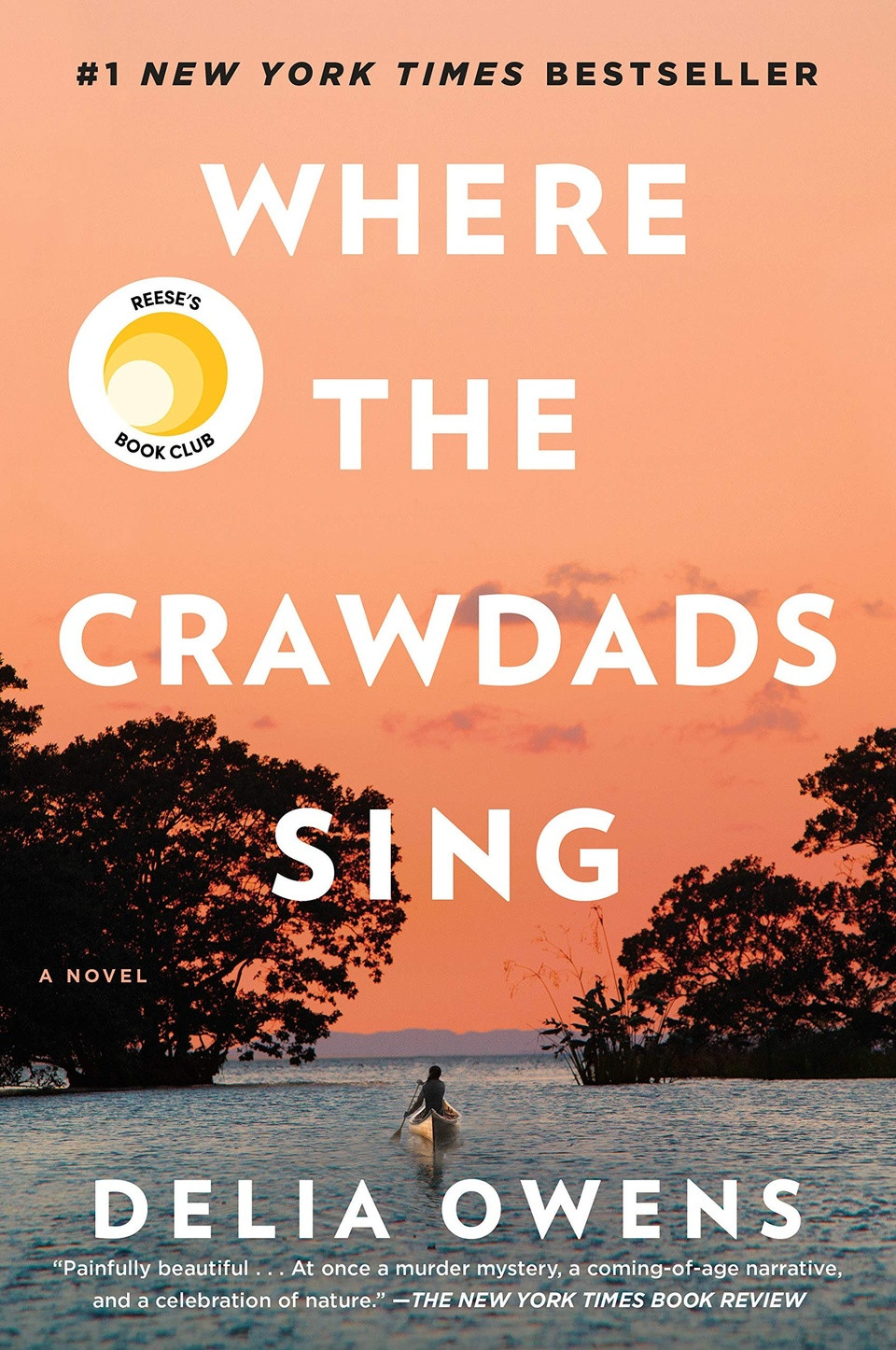 Where the Crawdads Sing của Delia Owens. Cuốn tiểu thuyết đầu tay của Owens kể câu chuyện của một cô gái bị gia đình và xã hội bỏ rơi và được nuôi nấng trong vùng đồng lầy hoang dã ở Bắc Carolina. Đầm lầy là một môi trường chuyển tiếp, nơi đất trở thành nước và là nơi sinh vật phải thích nghi để tồn tại. Nhân vật chính Kya cũng đã học được cách thích nghi, di chuyển giữa các tuyến đường thủy ngoằn ngoèo và tự kiếm sống. Thiên nhiên trở thành gia đình và người thầy của Kya khi cô tìm thấy sự đồng hành với những chú chim, học cách tự kiếm ăn, cách tồn tại, cách không cảm thấy cô đơn và cách phát triển những quan sát sắc bén về sinh học và sinh thái. Ảnh: Amazon.