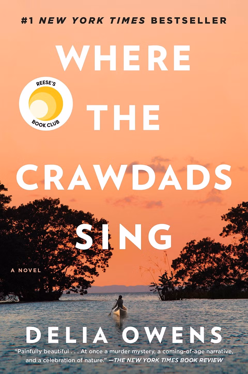 Where the Crawdads Sing của Delia Owens. Cuốn tiểu thuyết đầu tay của Owens kể câu chuyện của một cô gái bị gia đình và xã hội bỏ rơi và được nuôi nấng trong vùng đồng lầy hoang dã ở Bắc Carolina. Đầm lầy là một môi trường chuyển tiếp, nơi đất trở thành nước và là nơi sinh vật phải thích nghi để tồn tại. Nhân vật chính Kya cũng đã học được cách thích nghi, di chuyển giữa các tuyến đường thủy ngoằn ngoèo và tự kiếm sống. Thiên nhiên trở thành gia đình và người thầy của Kya khi cô tìm thấy sự đồng hành với những chú chim, học cách tự kiếm ăn, cách tồn tại, cách không cảm thấy cô đơn và cách phát triển những quan sát sắc bén về sinh học và sinh thái. Ảnh: Amazon.