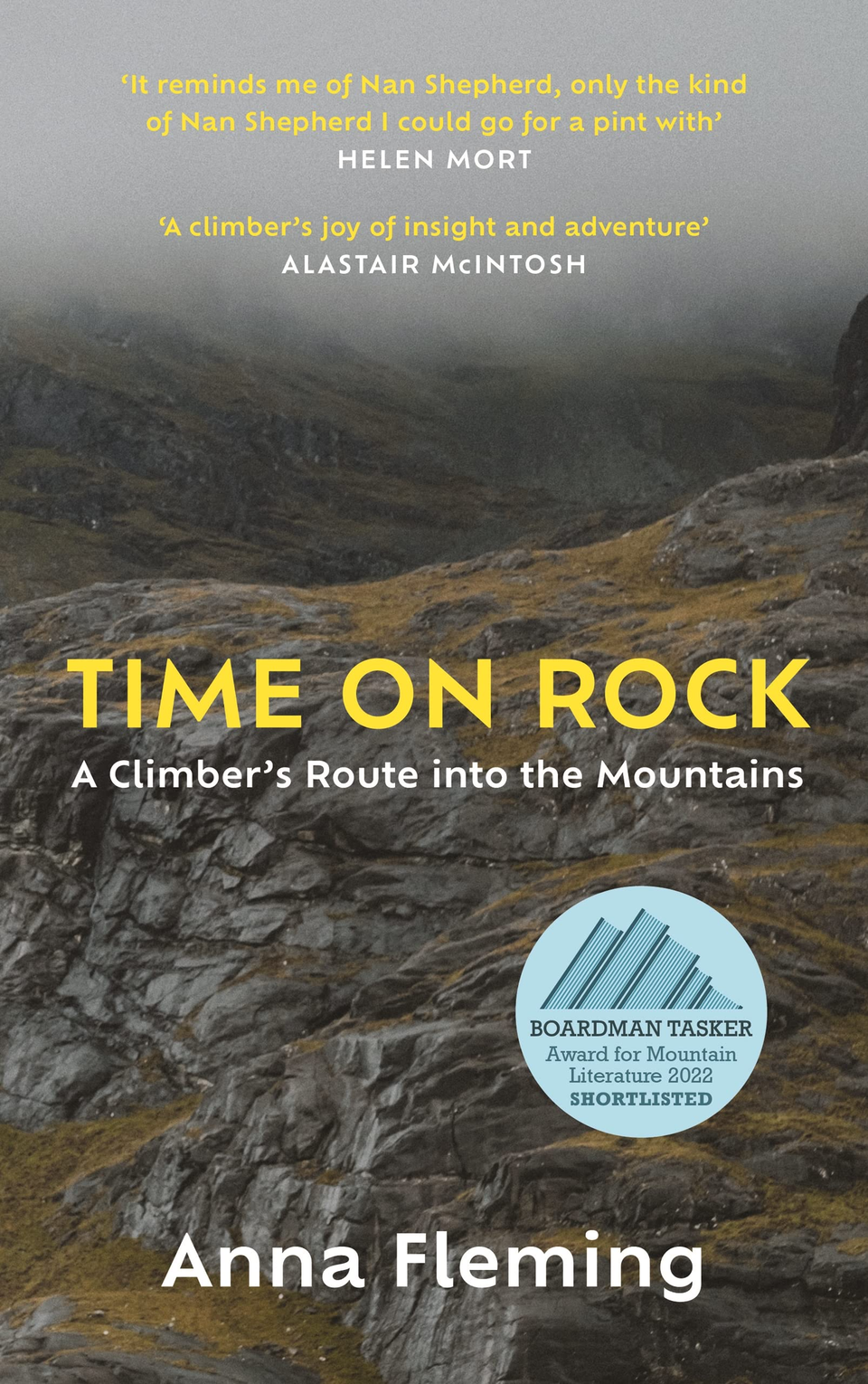 Time on Rock: A Climber's Route into the Mountains của Anna Fleming. Tác giả đã đưa độc giả lên những ngọn núi và vách đá cùng hành trình cô leo lên, bám vào đá, neo mình vào các điểm tựa để giữ bản thân an toàn. Mỗi lần leo núi sẽ đưa độc giả đến những khung cảnh hoang sơ cổ xưa khác nhau và vượt qua giới hạn của con người. Thông qua mối liên hệ vật lý của mình với tảng đá, nữ tác giả khám phá lịch sử, địa chất của chúng và mở ra những ký ức trong đá. Ảnh: Amazon.