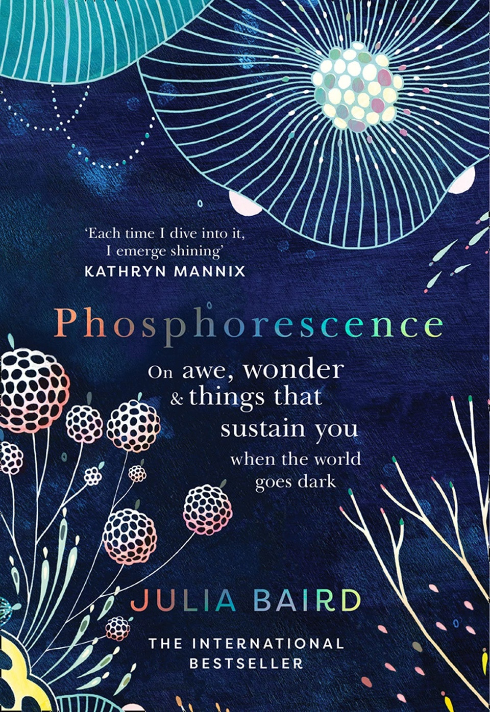 Phosphorescence: Once Awe, Wonder &amp; Things That Sustain You When the World Goes Dark của Julia Baird. Cuốn sách được lấy cảm hứng từ khung cảnh tuyệt vời tác giả được trải nghiệm tại những bãi biển quê hương ở Australia. Khi lướt sóng tại đây, tác giả đã được nhìn thấy ánh sáng lân quang do các sinh vật biển phát ra, màu xanh sáng, lấp lánh và sống động. Và khi đối mặt với căn bệnh hiểm nghèo để rồi bị chìm trong bóng tối, Baird bắt đầu nhớ lại và muốn khám phá về những nguồn sáng. Từ các giá trị vật lý, triết học, con người, khung cảnh và trải nghiệm trong tự nhiên, tác giả chia sẻ những nguồn sáng của riêng mình và mời người đọc tự kiểm tra và khám phá. Ảnh: Amazon.