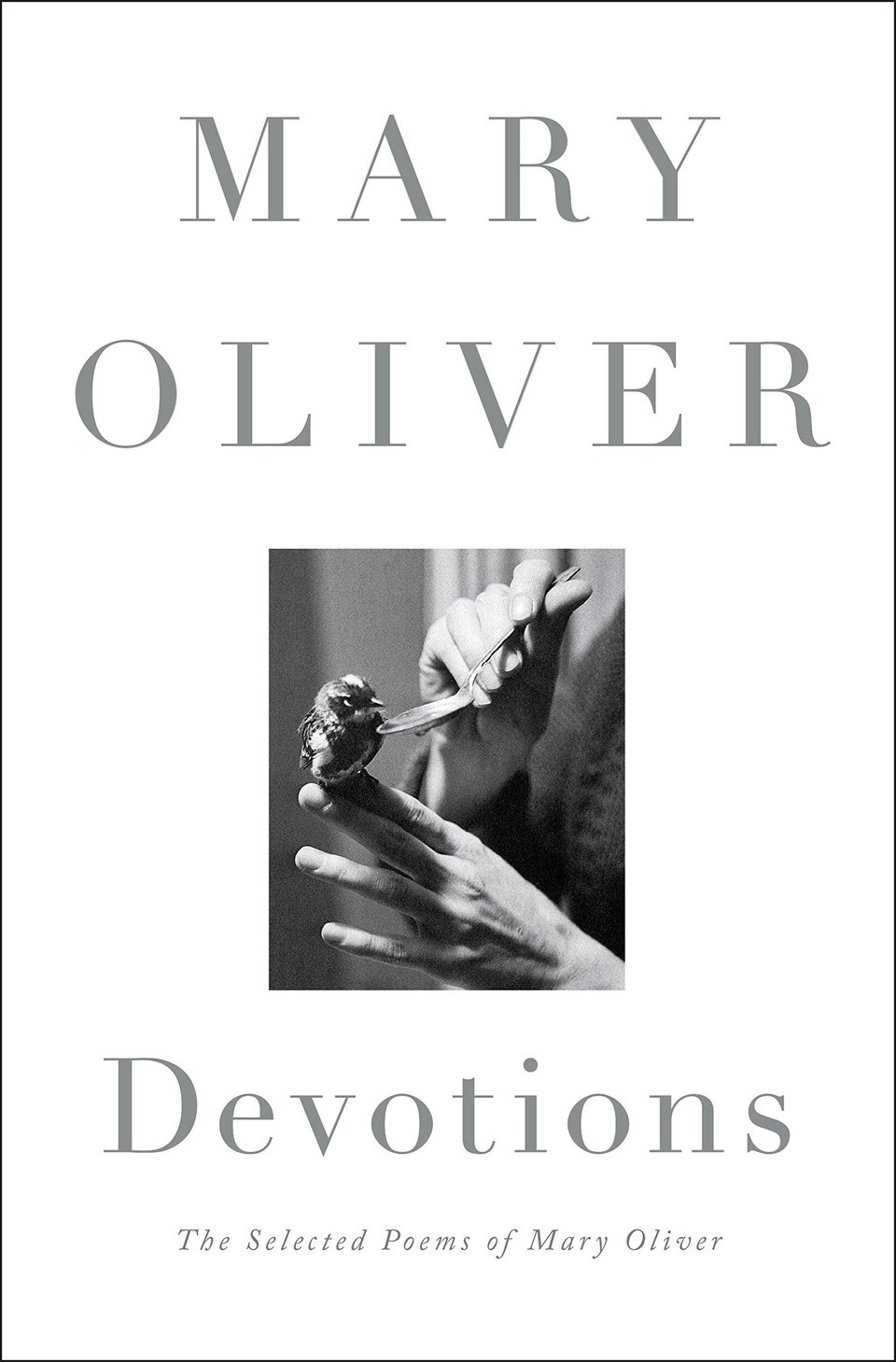 Devotions: The Selected Poems của Mary Oliver. Chất thơ của tác phẩm lấy thiên nhiên làm trung tâm và thiên nhiên theo cách riêng của mình cũng đầy chất thơ. Là một nhà khoa học có óc quan sát, Oliver mang đến những hiểu biết tinh tế về mối liên hệ giữa các sinh vật sống và tìm cảm hứng ở những nơi hoang dã, từ đó tôn vinh sự hoang sơ của thế giới. Ảnh: Amazon.