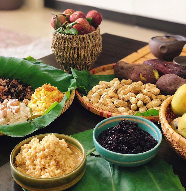 Người dân Việt Nam có tập tục đón Tết Đoan Ngọ vào ngày mùng 5 tháng 5 Âm lịch hàng năm. Đây là giai đoạn thời tiết nắng nóng kéo dài, sâu bọ phát triển nhiều.