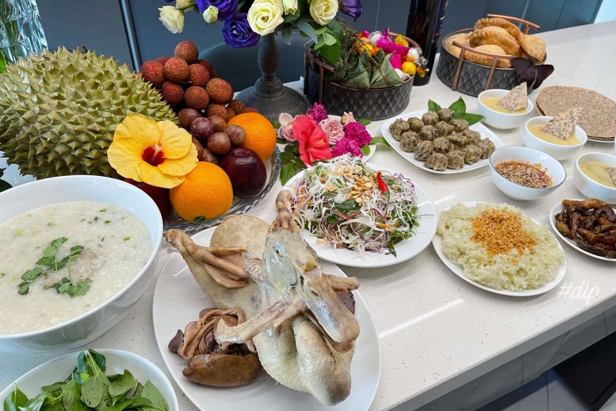 Nhiều gia đình ở miền Trung chuẩn bị mâm cúng với vịt quay. Người dân ở một vài nơi rủ nhau đi tắm biển hoặc tắm nước múc lên từ giếng vào lúc đúng 12h trưa ngày Tết Đoan ngọ.