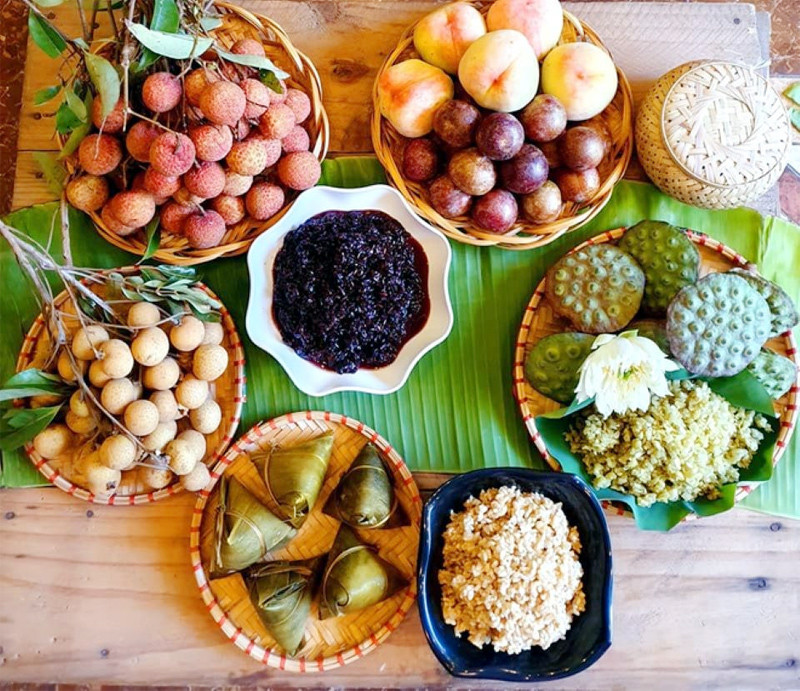 Mâm cúng tết Đoan ngọ thường gồm: vải, mận, rượu nếp, cơm rượu nếp, bánh gio (bánh ú tro, bánh tro)... Ngoài ra, theo phong tục của từng vùng miền, mâm cúng còn có thêm các lễ vật khác, đặc trưng.