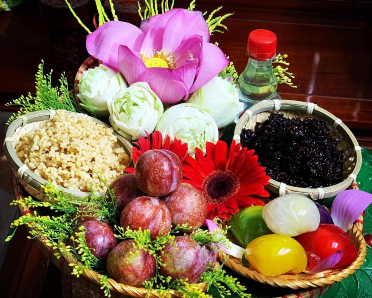 Tại một số vùng quê, người dân lưu truyền tục hái lá thuốc vào giờ Ngọ của ngày mùng 5 tháng 5 Âm lịch vì tin rằng đây là giờ có dương khí tốt nhất trong cả năm. Họ thường hái bất kỳ các loại lá gì có sẵn trong vườn, có thể phơi khô, để dành trị bệnh.