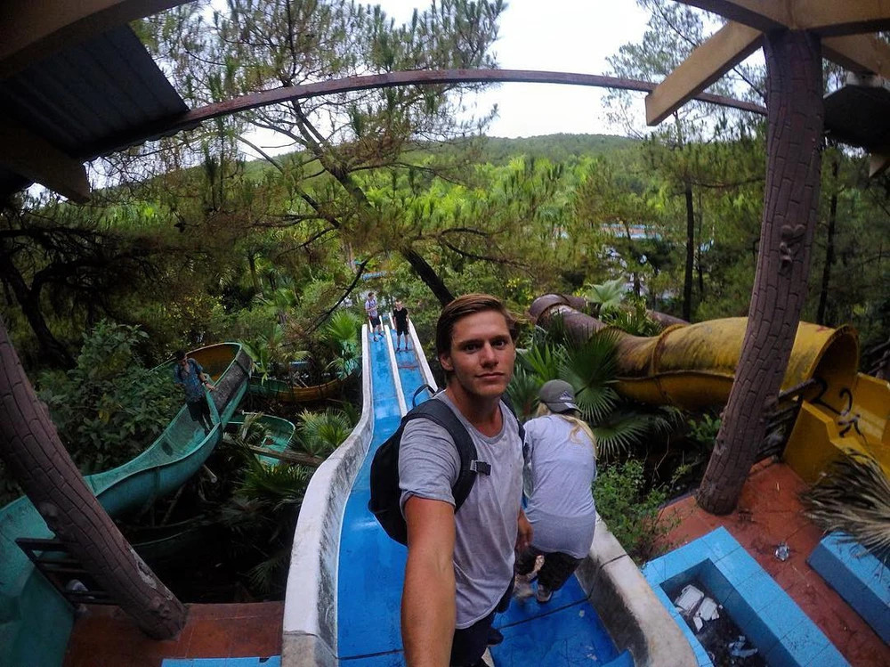 Khach Tay tim den cong vien nuoc bi bo hoang o Hue-Hinh-5